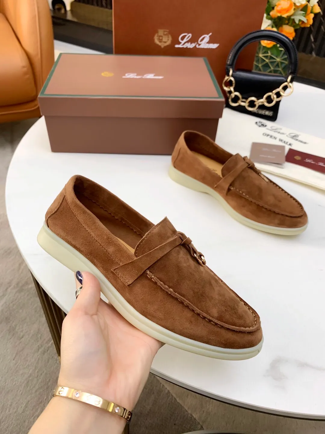 👟👟Ex-factory price 480 👟👟 Loro 👟👟Ex-factory price iana 💯Top genuine grade 💯Buy the original 1:1 copy💯 Founded the existing Loro 👟👟Ex-factory price iana company on April 24, 1924. It is now the sixth generation of family business, providing top quality products to customers who are discerning in taste and quality. Imported original fabrics. Imported Sheep Jing, made of plain calfskin lining. Hand-sewn thread. Original packaging. Size: 35-42 for women, 38-45 for men.